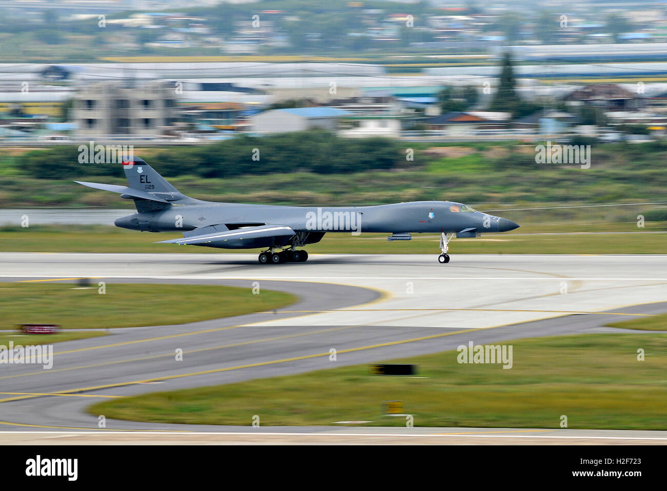 A U.S. Air Force B-1B Lancer aircraft lands at Osan Air Force Base September 21, 2016 in Osan, South Korea. Stock Photo
