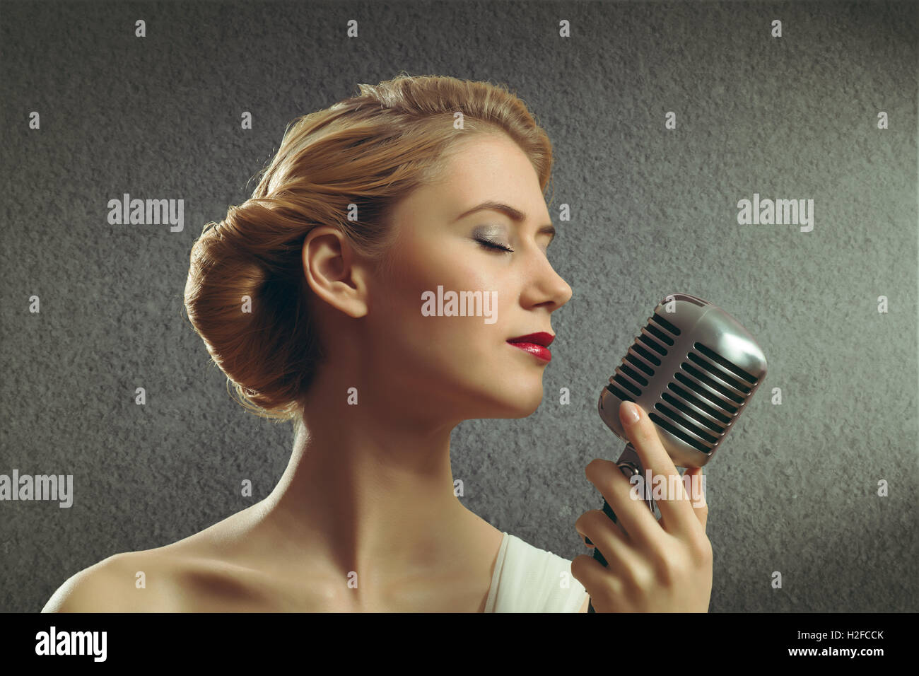 attractive female singer with microphone Stock Photo Alamy