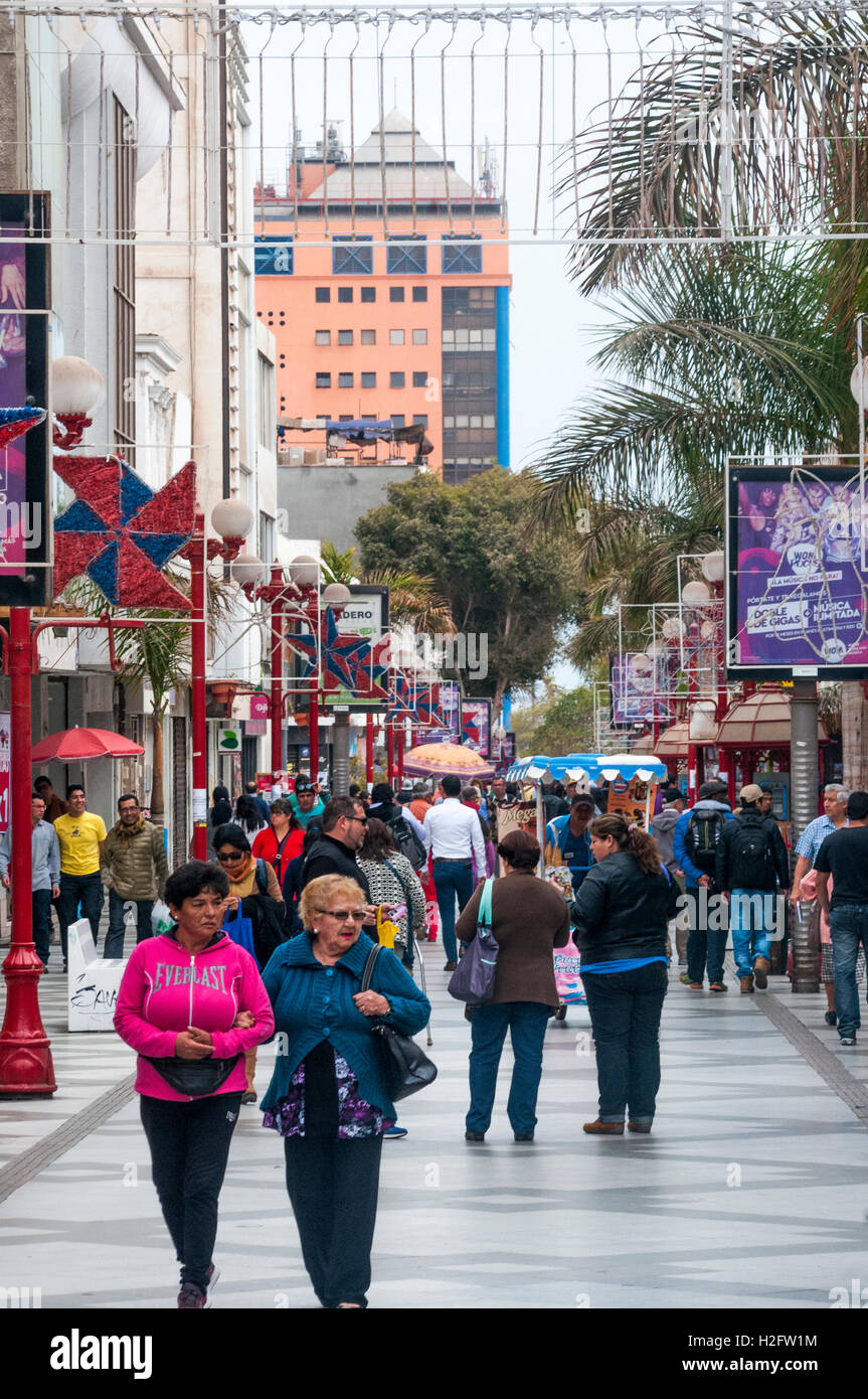 Strollers in Calle 21 de Mayo, a pedestrian mall in downtown Arica,  northern Chile Stock Photo - Alamy