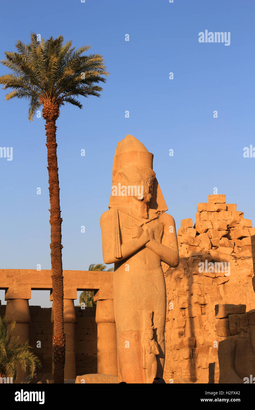 Crumbling statue hires stock photography and images Alamy