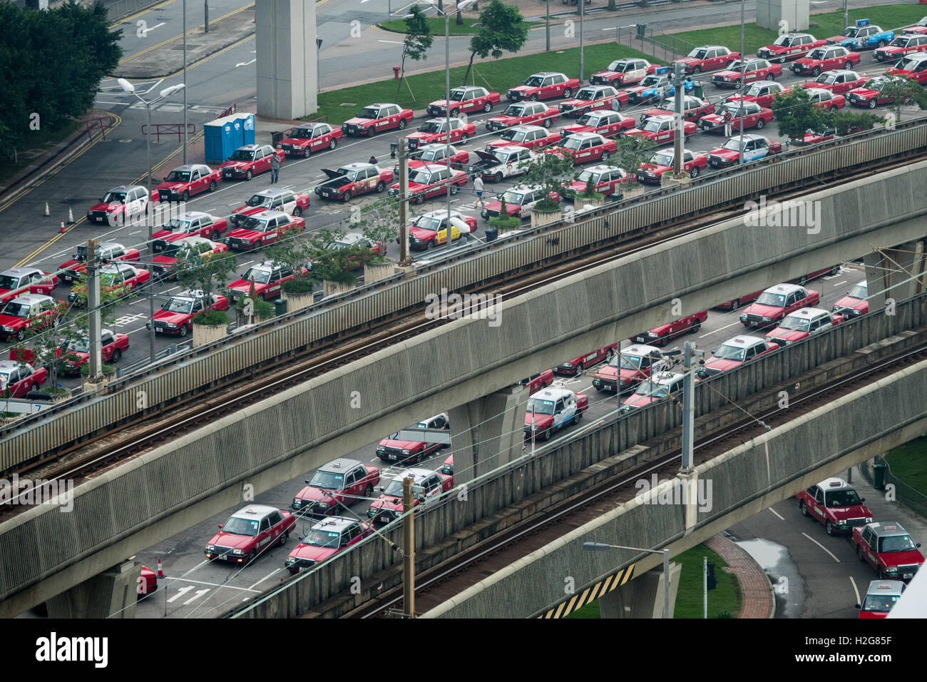 taxis wait to enter the arrivals stand at Hong Kong International Airport Stock Photo