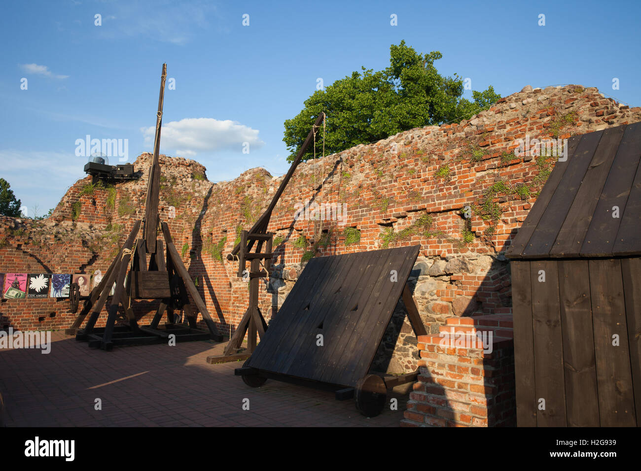 Trebuchet and perriere medieval siege engine, hurling machines and protective screen wall in Torun Castle, Poland, Europe Stock Photo