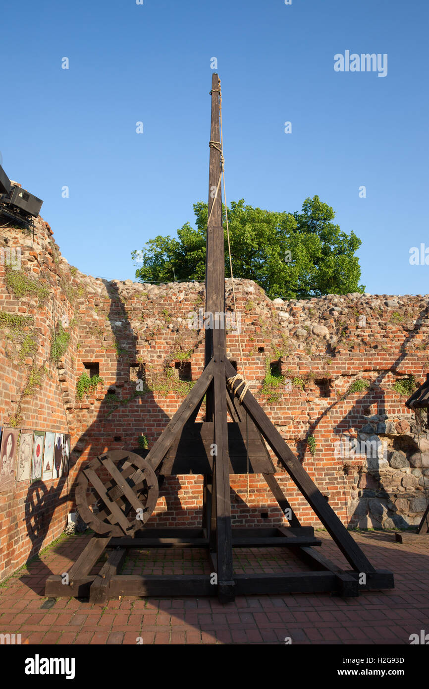 Trebuchet medieval siege engine, hurling counterweight machine in Torun Castle, Poland, Europe Stock Photo