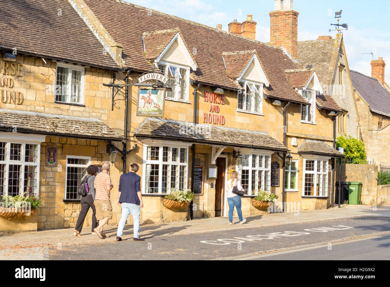 Pub broadway cotswolds hires stock photography and images Alamy