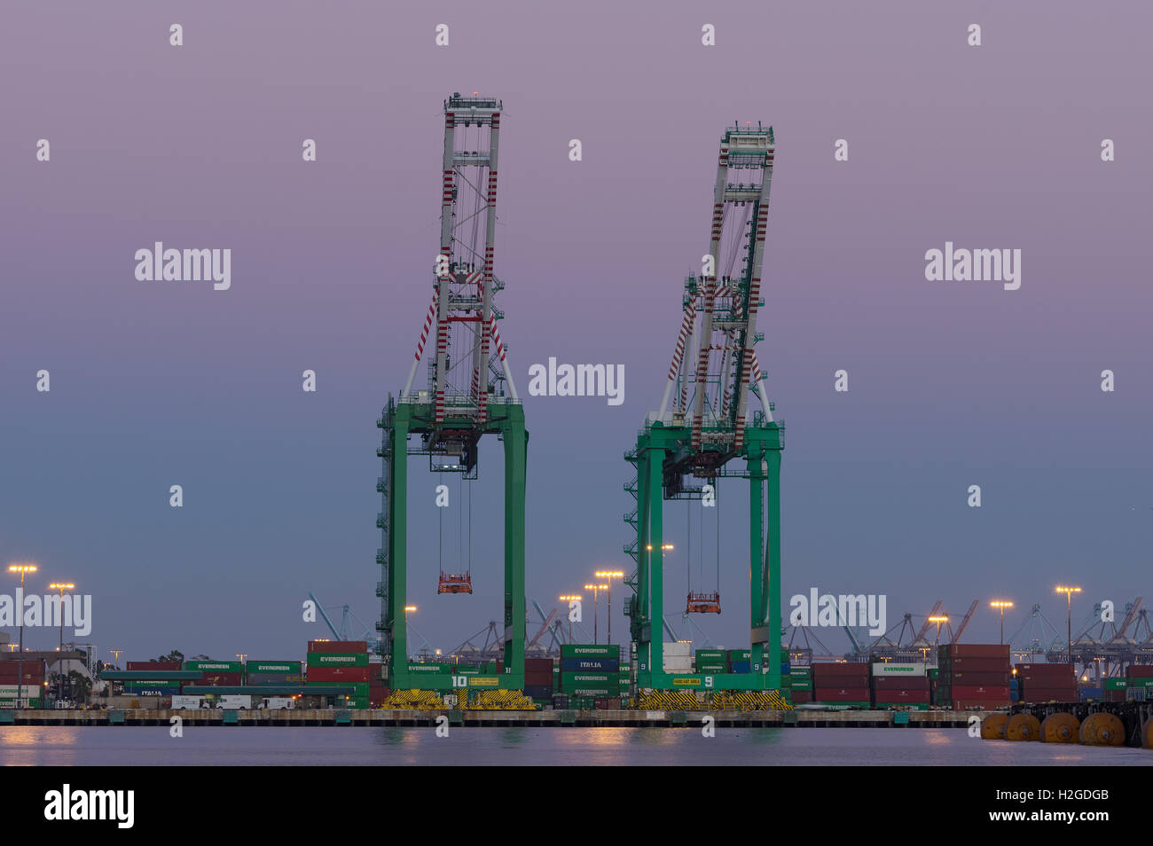 Image of cranes in the Los Angeles Harbor used for loading and ...