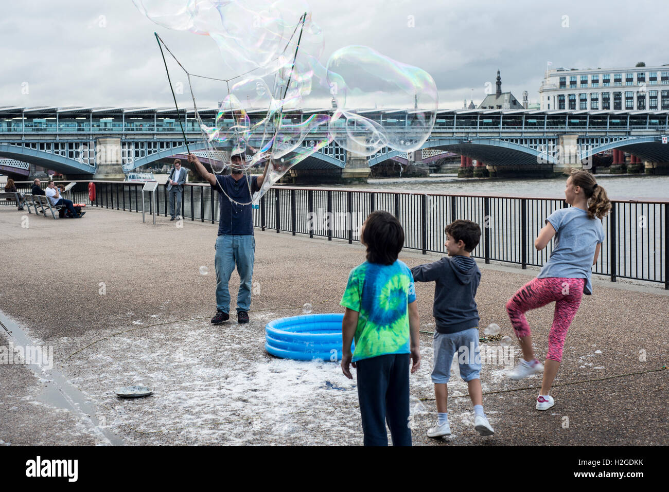Kids making bubbles hi-res stock photography and images - Alamy