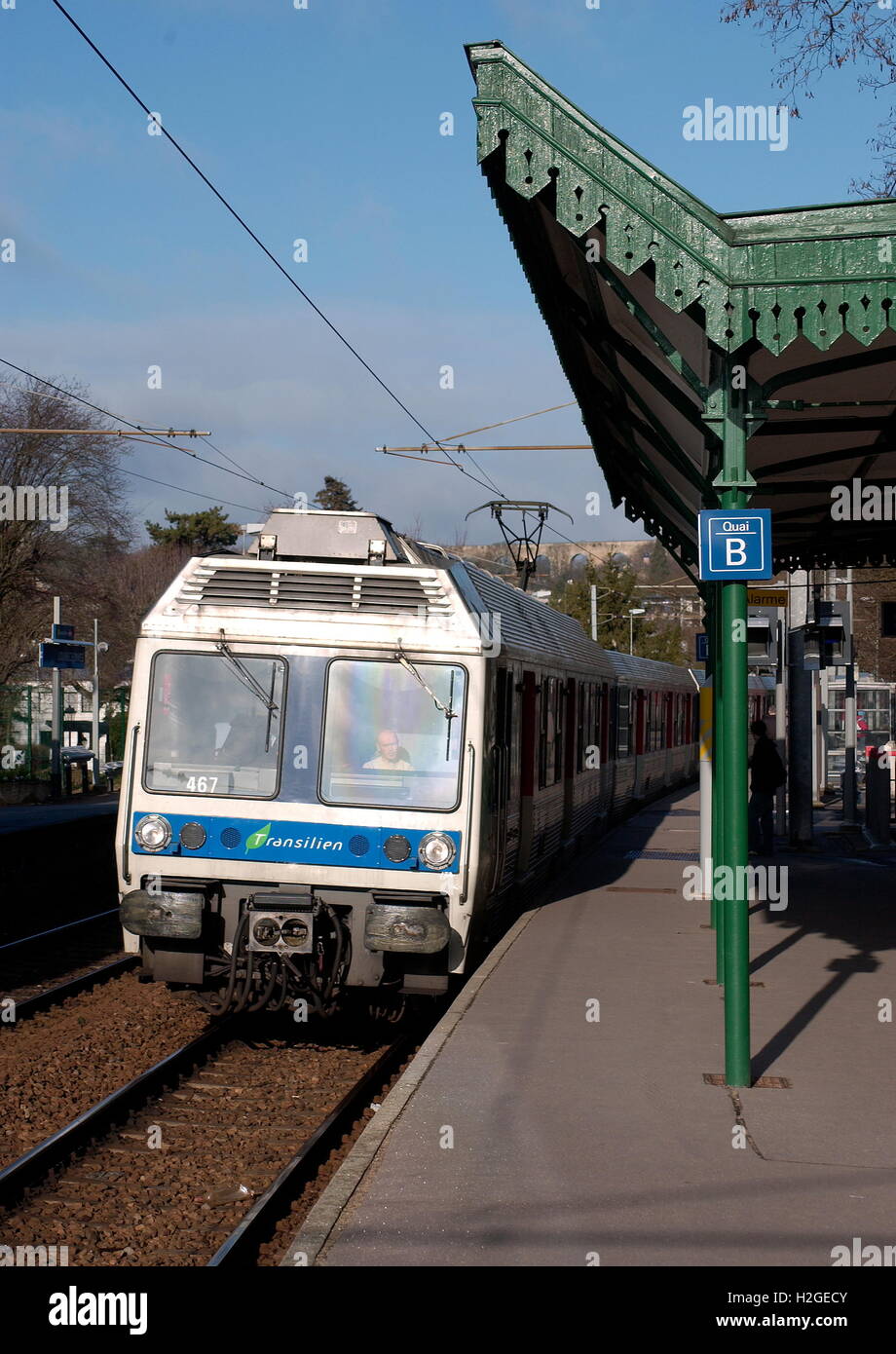 AJAXNETPHOTO. LOUVECIENNES, FRANCE. - RAILWAYS -  TRANSILIEN LINE SNCF TRAIN TO GARE ST.LAZARE, SAINT-LAZARE  ARRIVING AT PARIS SUBURBAN STATION. PHOTO:JONATHAN EASTLAND/AJAX REF:D62903 780 Stock Photo