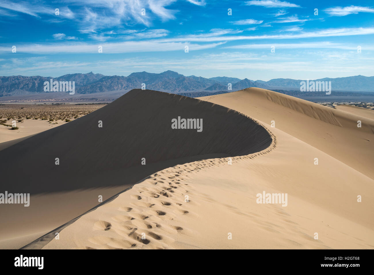 Mesquite Flat Sand Dunes, sand dune tracks, Amargosa Mountain Range ...