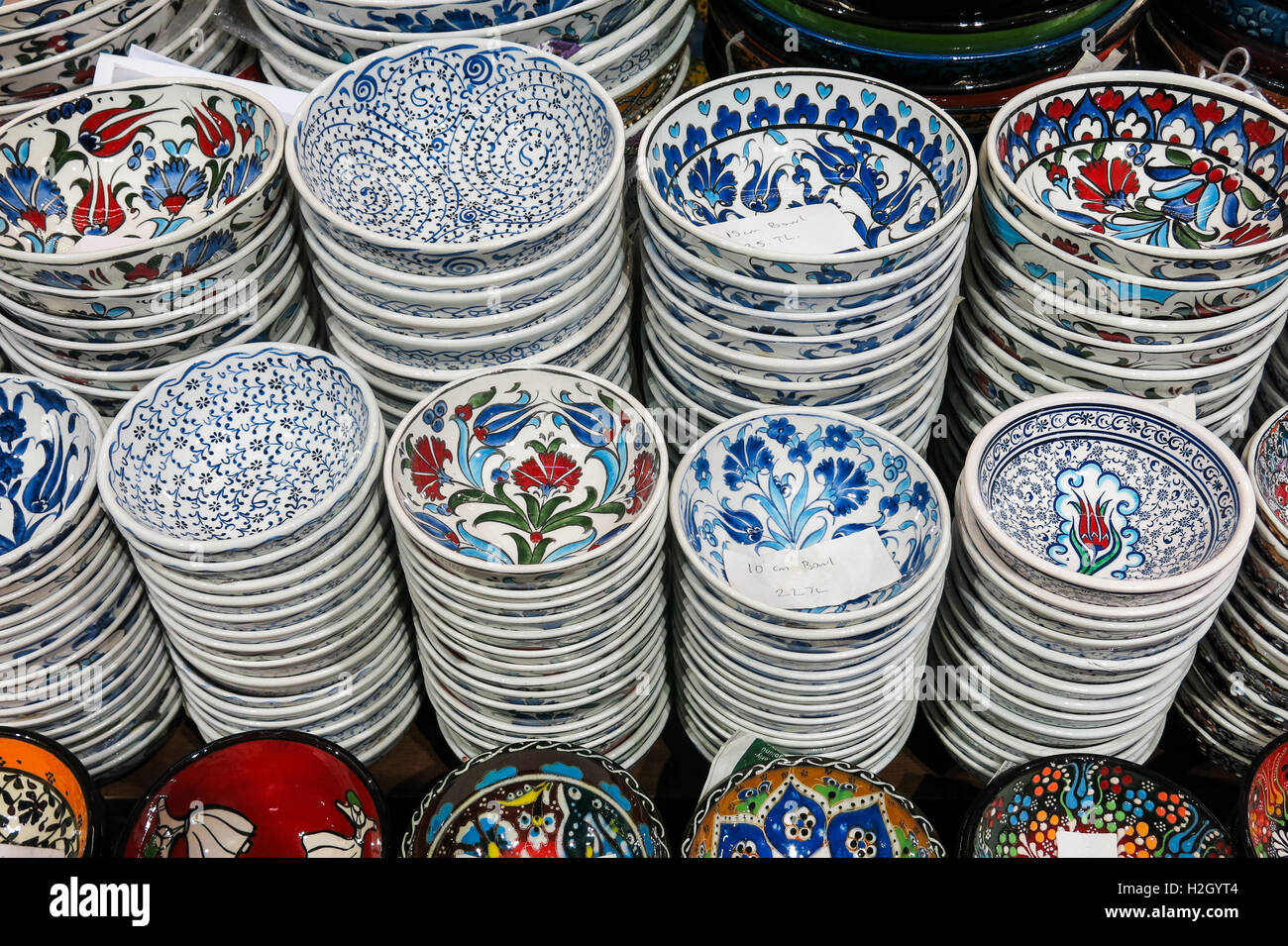 Classical Turkish ceramics on the Istanbul Grand Bazaar. Istambul