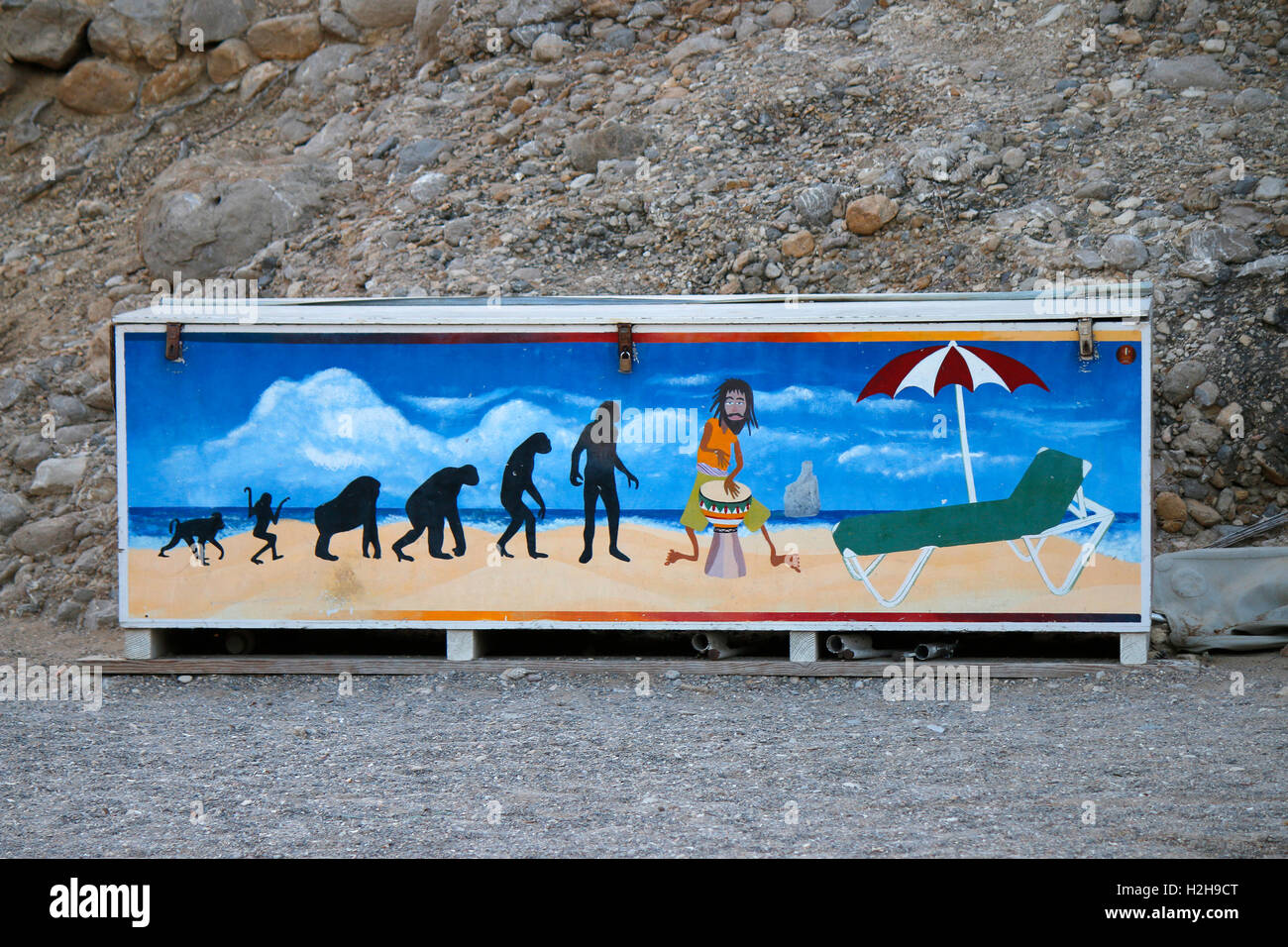 Malerei: Evolution, an dessen Ende der Schlagzeuger/ Drummer/ perkussionist steht, Cala Benirras, Ibiza, Spanien. Stock Photo