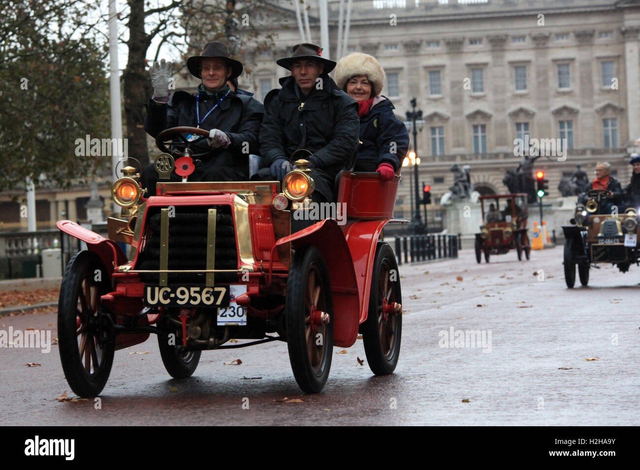 Darrack veteran car made in 1903 passes in front of Buckingham Palace during the London to Brighton veteran car run, London, UK. Stock Photo