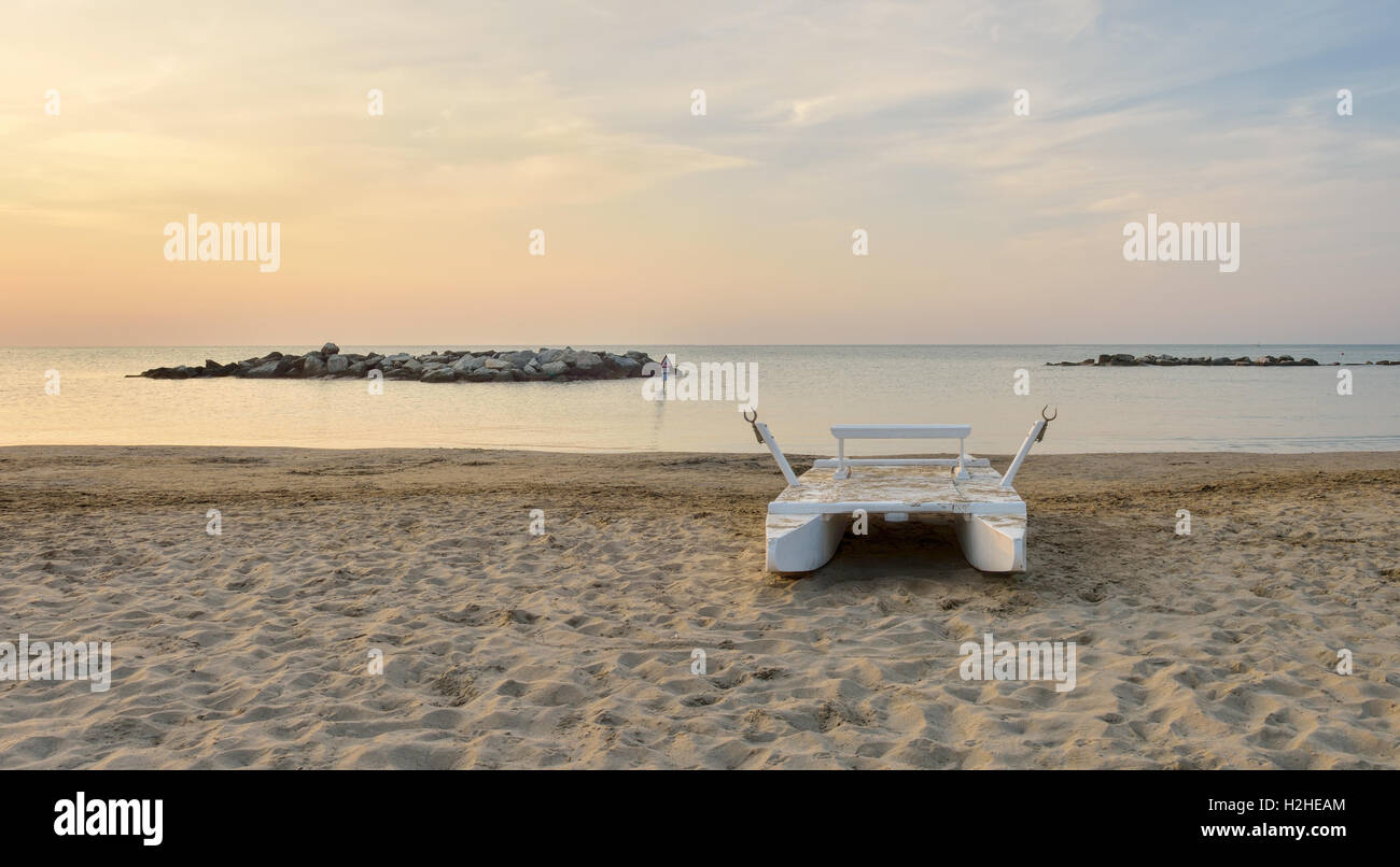 Beach beauty boat sunset hi-res stock photography and images - Alamy