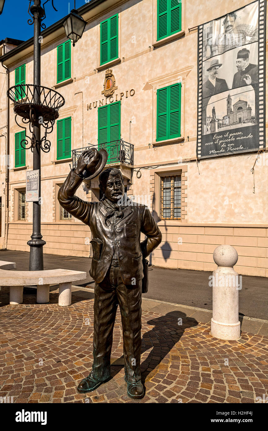 Italy Emilia Romagna Brescello -the country which was the setting of the movie Don Camillo and Peppone Honorable taken from novels Di Giovanni Guareschi - Piazza Matteotti - The Statue Of Peppone Stock Photo