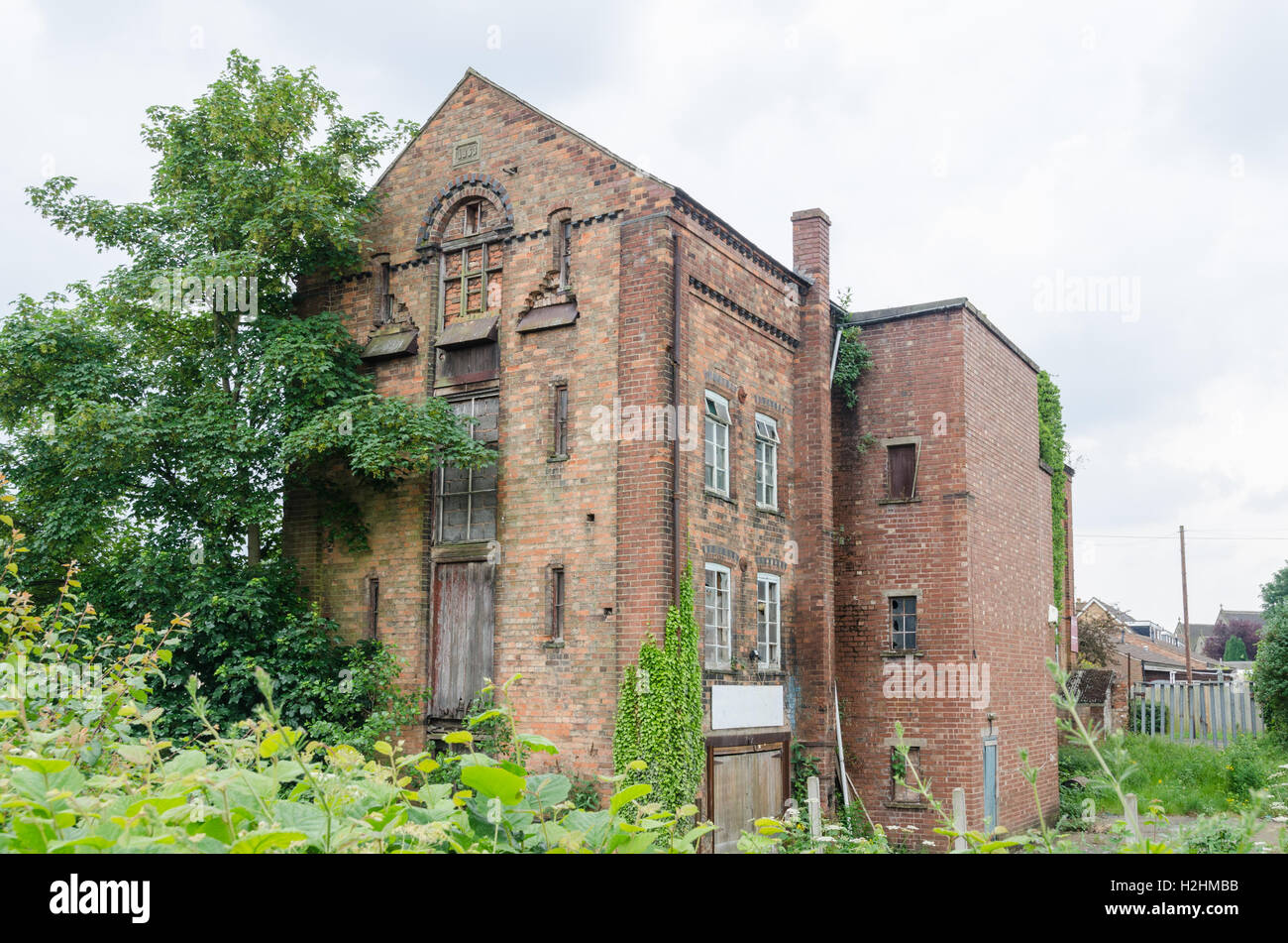 Derelict canal-side warehouse in Rugeley, Staffordshire Stock Photo
