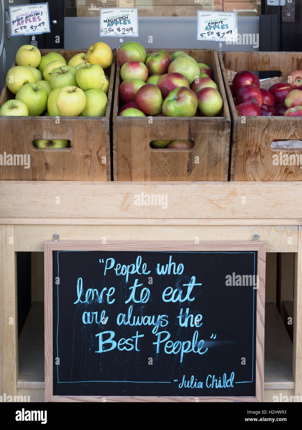 Golden Delicious, Macintosh and Empire organic apple varieties grown in British Columbia for sale at Calgary market, with Julia Child quote Stock Photo