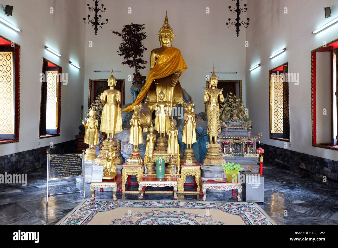 Inside temple at Wat Pho Stock Photo - Alamy