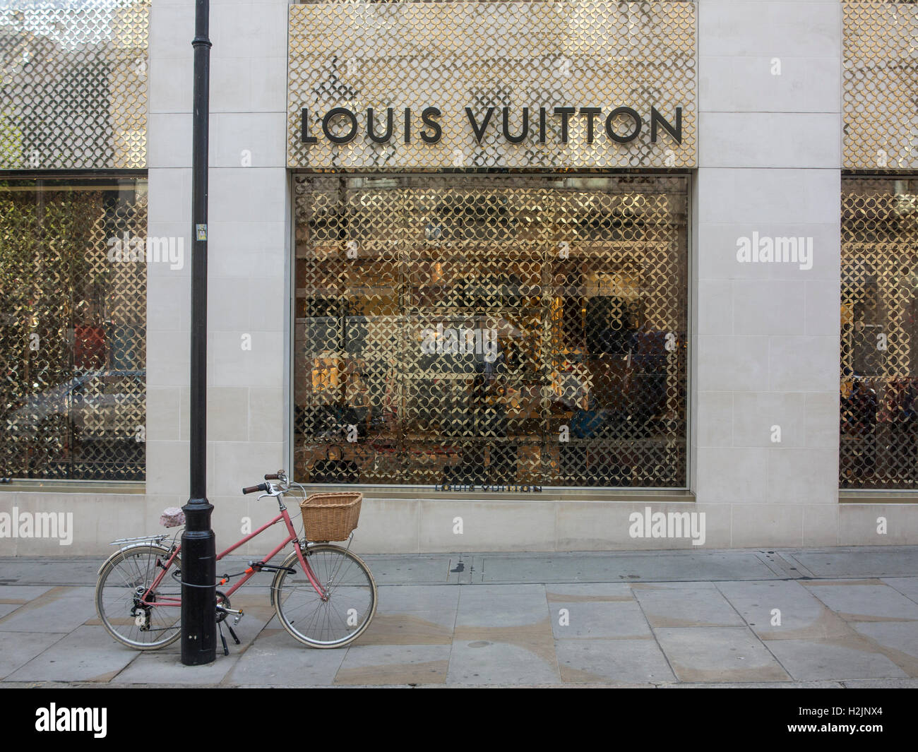 A pink bicycle parked outside a Louis Vuitton shop in London Stock Photo: 122114220 - Alamy