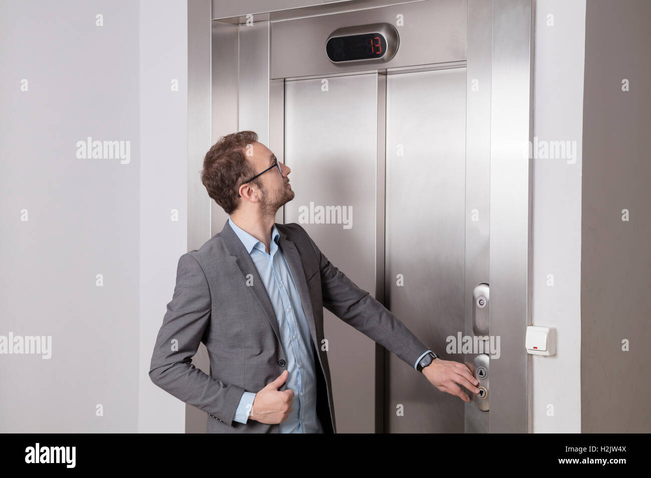 Лифт вверх вниз. Клаустрофобия в лифте. Мужчина в лифте. Поднимаясь в скоростном лифте человек ощущает. Верник лифт.