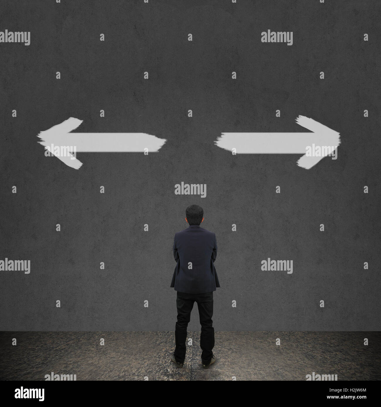 Question mark sign two way arrow hi-res stock photography and images ...