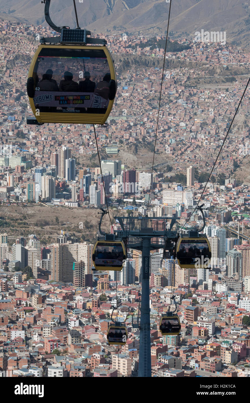 Mi Teleferico, the aerial cable-car system operating in La Paz since 2014, with Zona Sur beyond Stock Photo