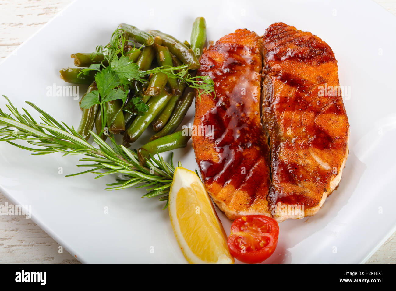 Grilled salmon with green beans and lemon Stock Photo Alamy