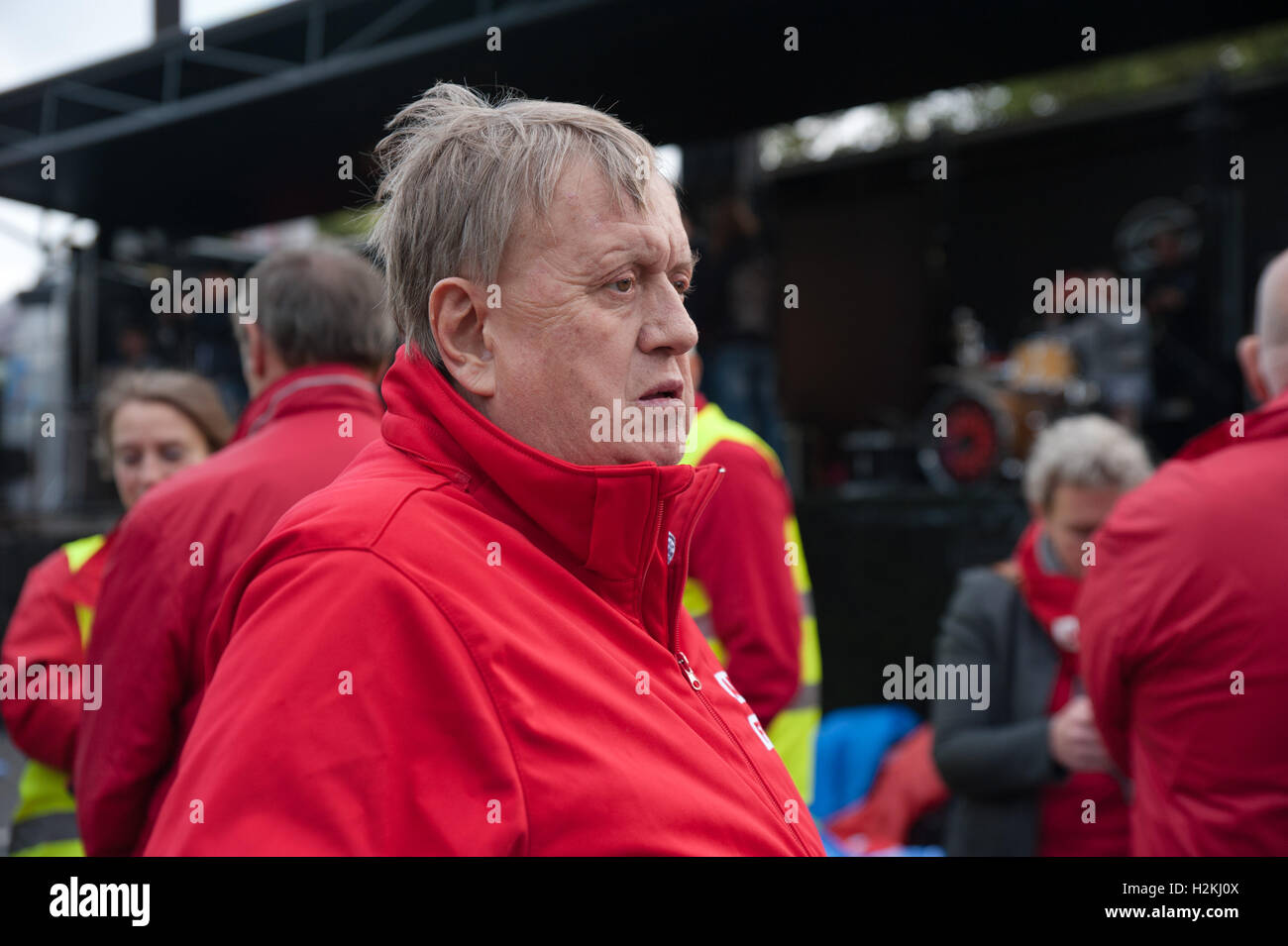 Brussels, Belgium. 29th Sep, 2016. Marc Goblet, head of the Wolloon socialist trade union FGTB talks with protesters at the start of the national march in Brussels against budget cuts by the government. Credit:  Frederik Sadones/Pacific Press/Alamy Live News Stock Photo