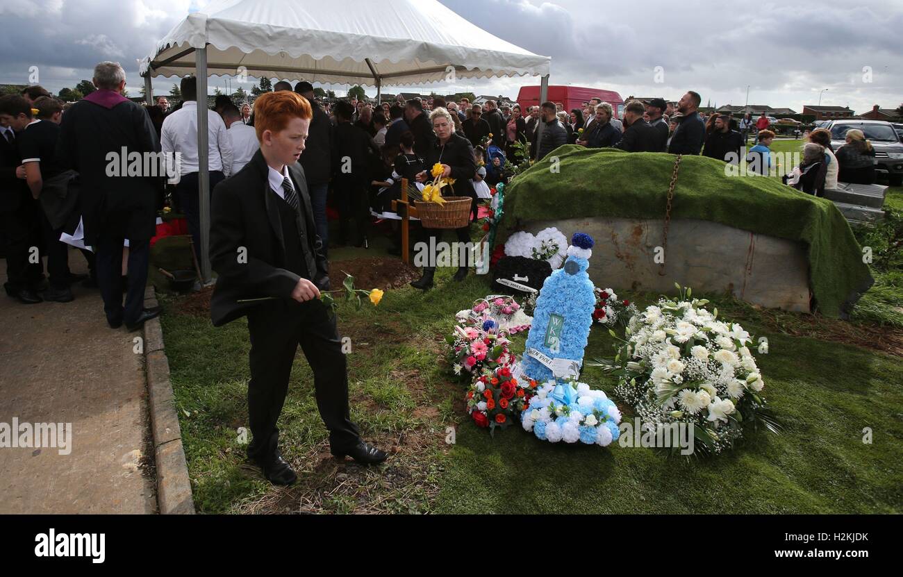 Wreaths are laid during the funeral of mother-of-11 Violet Crumlish, dubbed the Queen of the Travellers, takes place at St Colemans cemetary in Lurgan, County Armagh. Stock Photo
