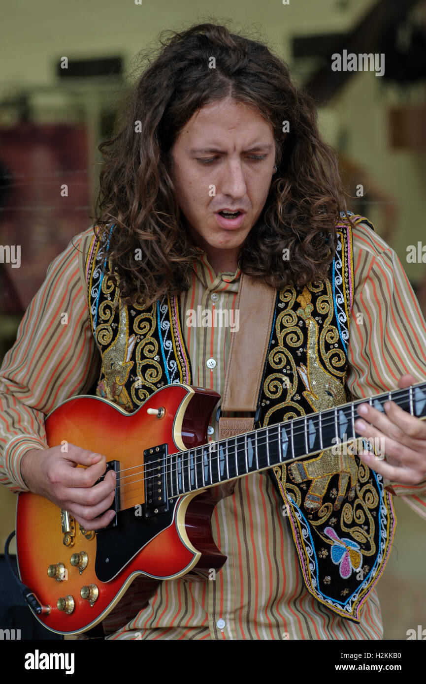 Male street busker guitar singing hi-res stock photography and images ...