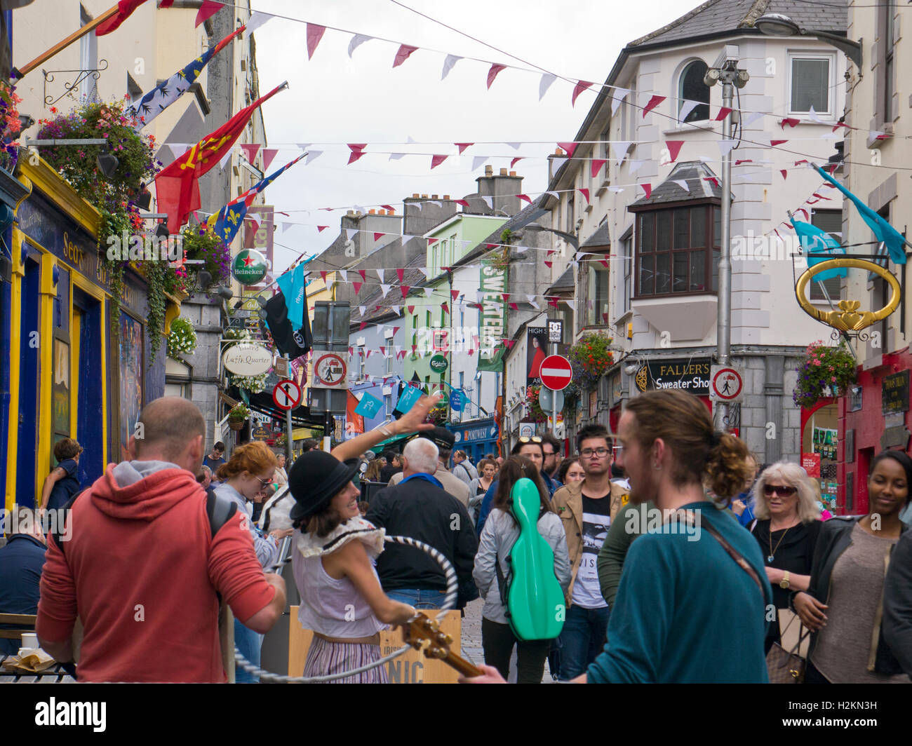 Galway street performers Stock Photo Alamy