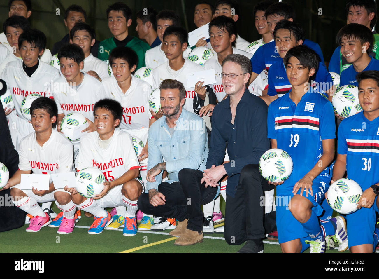 Tokyo Japan 29th September 16 Former England Soccer Star David Beckham Poses For The Cameras With The Team Members Of Edogawa University Football Club And Kumamoto High School Football Team On September