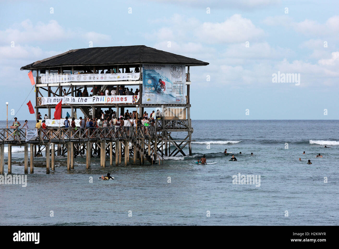 Siargao Province, Philippines. 29th Sep, 2016. Tourists flock at the a Surfing Tower in Siargao Province, the Philippines, Sept. 29, 2016. The Philippines is celebrating the National Tourism Week every last week of September which aims to raise awareness on the importance, benefits of the tourism industry for the country. © Rouelle Umali/Xinhua/Alamy Live News Stock Photo