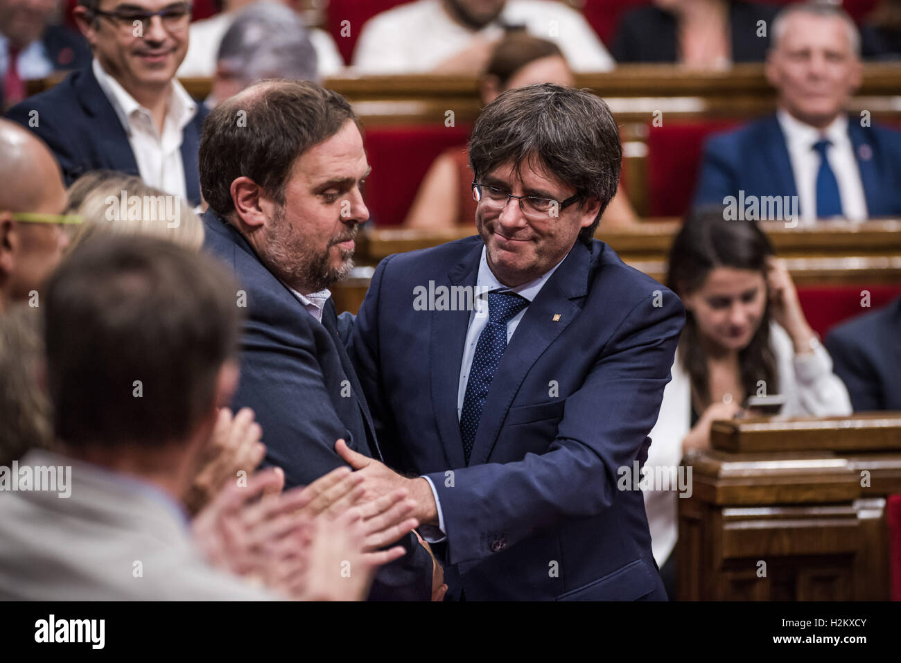 Barcelona, Catalonia, Spain. 29th Sep, 2016. CARLES PUIGDEMONT, President of the Catalan Government, is congratulates by ORIOL JUNQUERAS, Vice-Prsident of the Catalan government, after he wins the motion of confidence in the Catalan parliament Credit:  Matthias Oesterle/ZUMA Wire/Alamy Live News Stock Photo