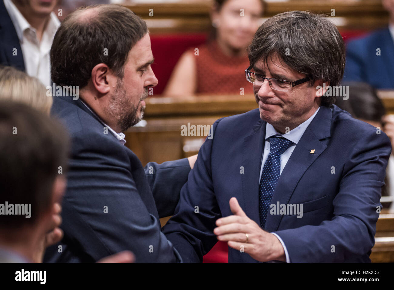 Barcelona, Catalonia, Spain. 29th Sep, 2016. CARLES PUIGDEMONT, President of the Catalan Government, is congratulates by ORIOL JUNQUERAS, Vice-Prsident of the Catalan government, after he wins the motion of confidence in the Catalan parliament Credit:  Matthias Oesterle/ZUMA Wire/Alamy Live News Stock Photo