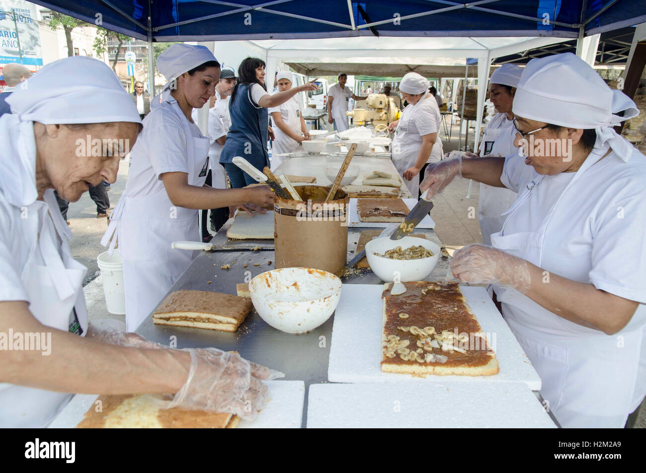 Tucuman, Argentina. 29th Sep, 2016. Bakers prepare a 750-meter-long fruit cake, as part of the commemoration of the 331st anniversary of the city's founding, in San Miguel de Tucuman, Tucuman province, Argentina, on Sept. 29, 2016. Over 60 bakers join hands to make the cake. © Julio Pantoja/TELAM/Xinhua/Alamy Live News Stock Photo