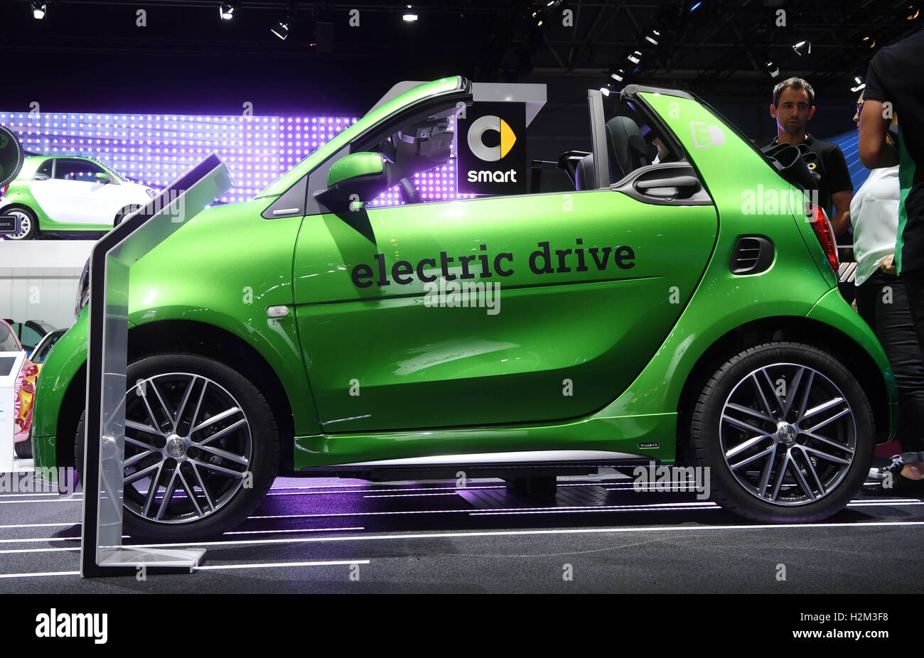 paris-france-30th-sep-2016-the-smart-electric-car-fortwo-electric