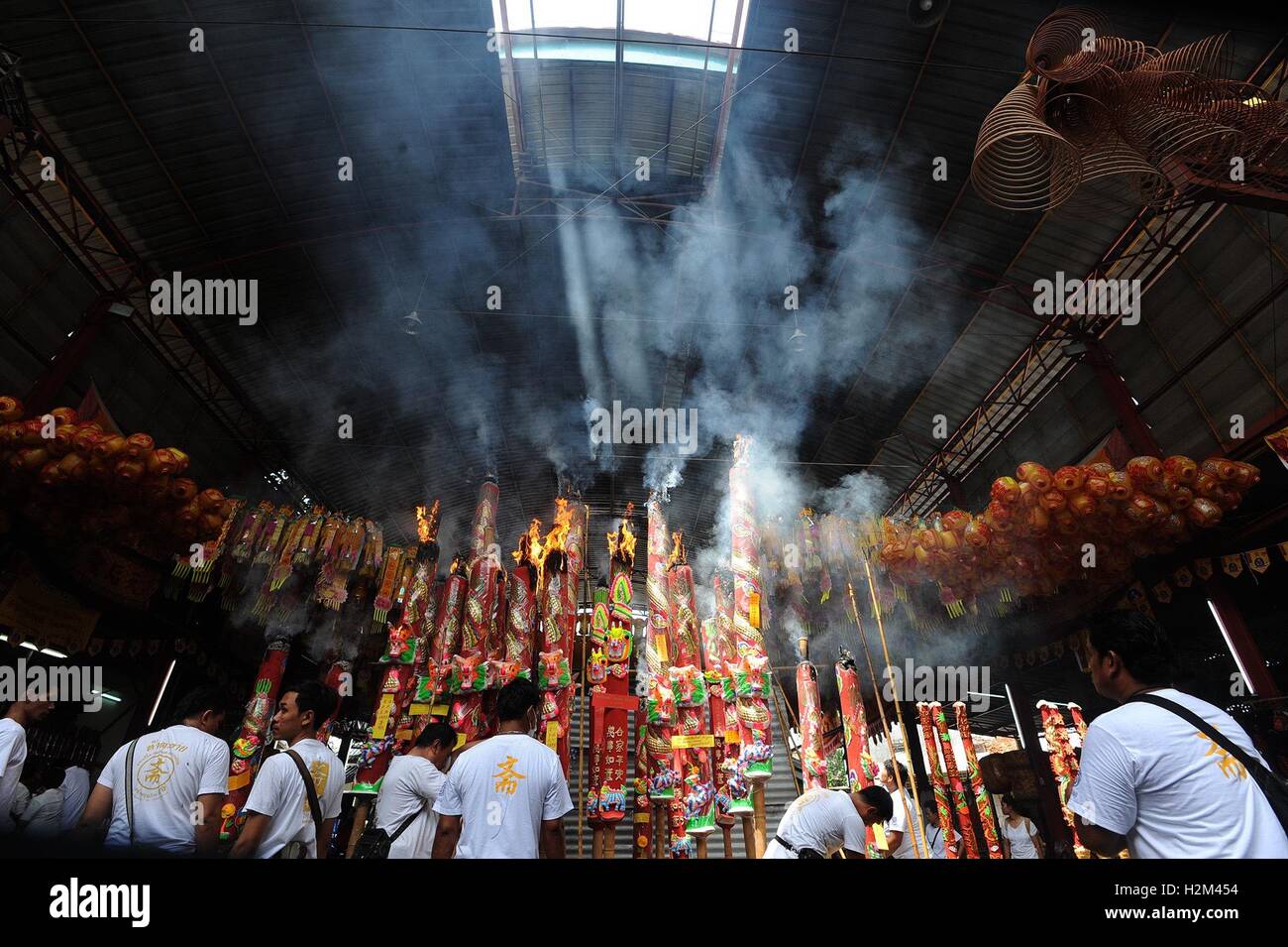Bangkok, Thailand. 30th Sep, 2016. Temple workers prepare for the Vegetarian Festival celebrations in Bangkok, Thailand, Sept. 30, 2016. Thai Chinese will celebrate the 2016 Vegetarian Festival by refraining from eating animal products for nine consecutive days to celebrate the birthday of the Nine Emperor Gods in Chinese Taoism. © Rachen Sageamsak/Xinhua/Alamy Live News Stock Photo