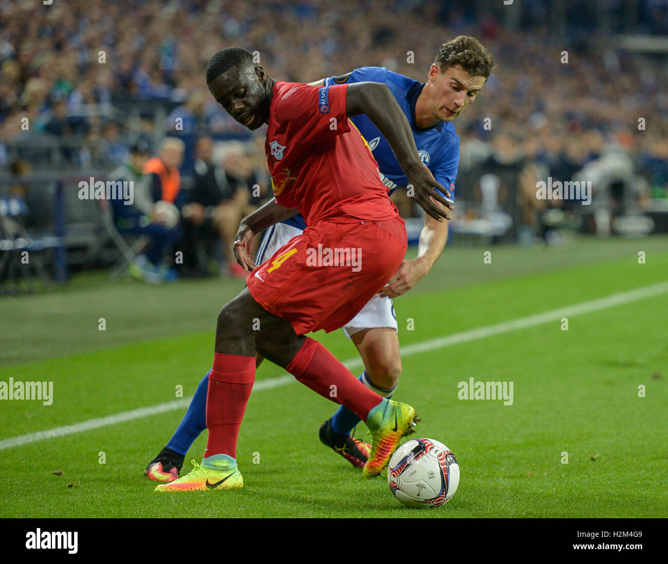 Salzburg's Dayton Upamecano (l) and Leon Goretzka of Schalke fight for