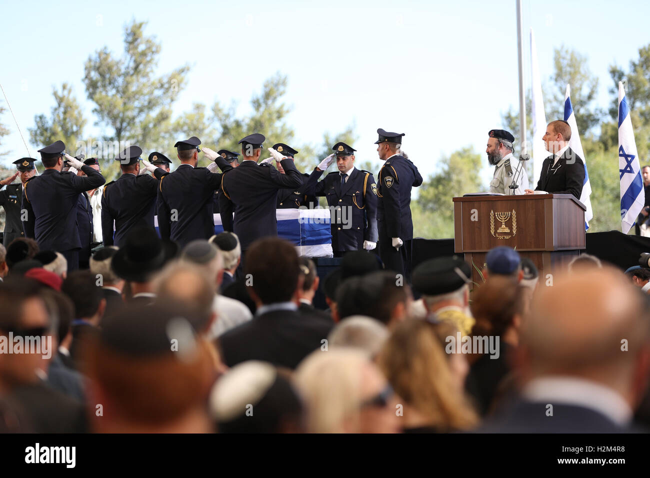 Jerusalem. 30th Sep, 2016. Honor guards salute the coffin of Israel's former president Shimon Peres during his funeral at Mount Herzl cemetery in Jerusalem, Sept. 30, 2016. Credit:  Guo yu/Xinhua/Alamy Live News Stock Photo