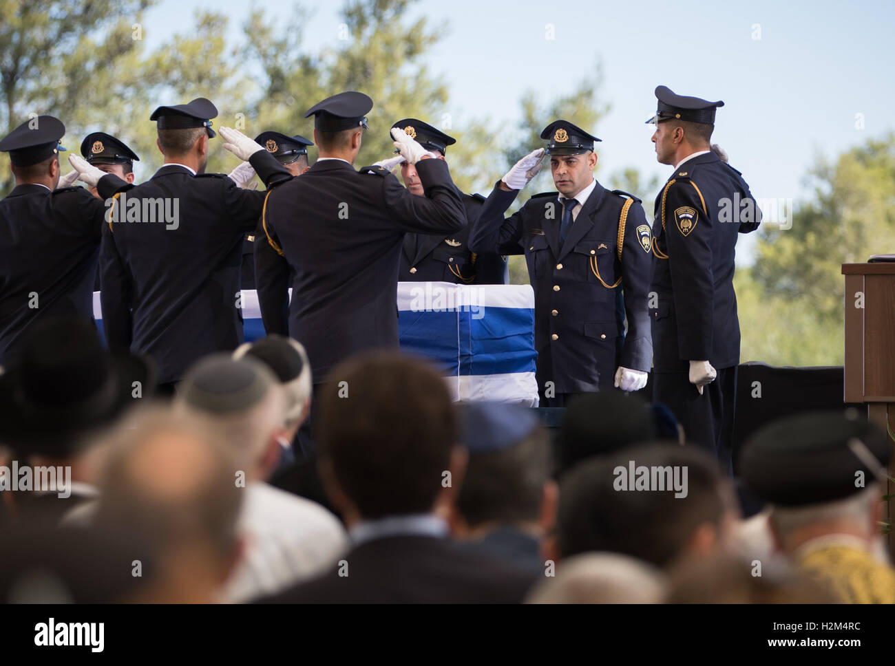 Jerusalem. 30th Sep, 2016. Honor guards salute the coffin of Israel's former president Shimon Peres during his funeral at Mount Herzl cemetery in Jerusalem, Sept. 30, 2016. Credit:  Guo yu/Xinhua/Alamy Live News Stock Photo