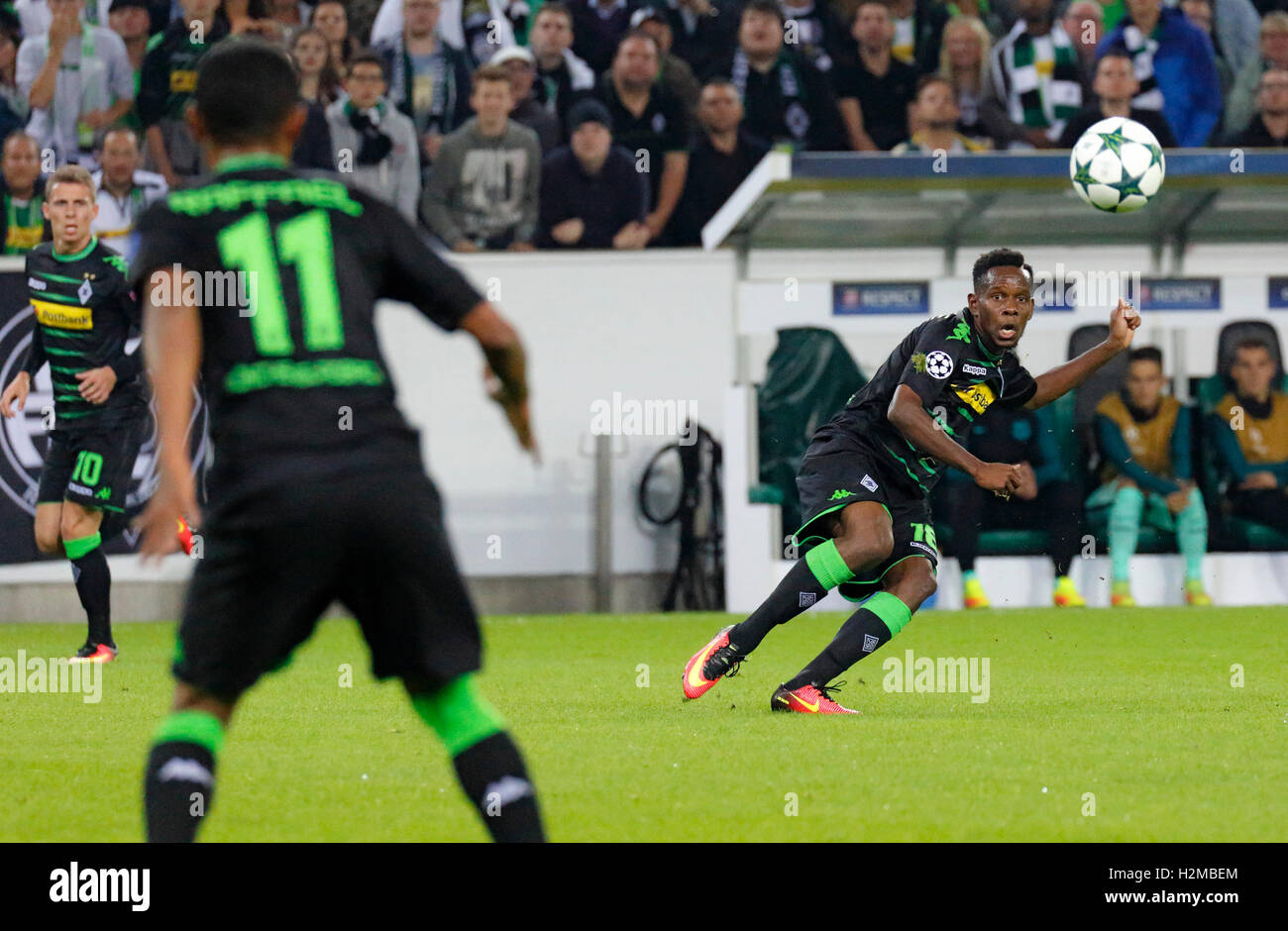sports, football, UEFA Champions League, 2016/2017, Group Stage, Group C, Matchday 2, Borussia Moenchengladbach versus FC Barcelona 1:2, Stadium Borussia Park, scene of the match, centre by Ibrahima Traore (MG) right Stock Photo