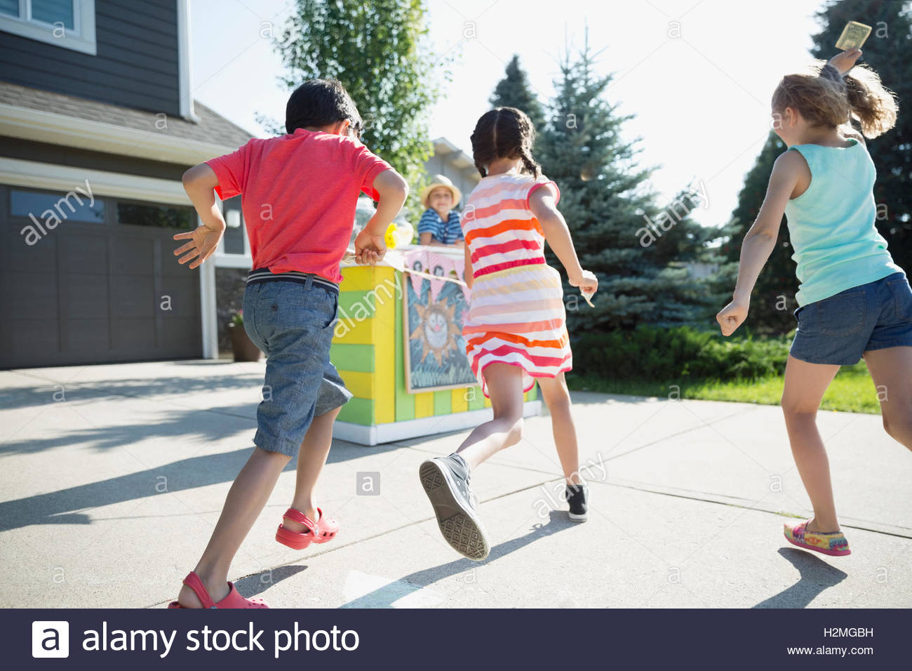 https://c8.alamy.com/comp/H2MGBH/boy-chasing-girl-in-front-of-lemonade-stand-in-sunny-driveway-H2MGBH.jpg