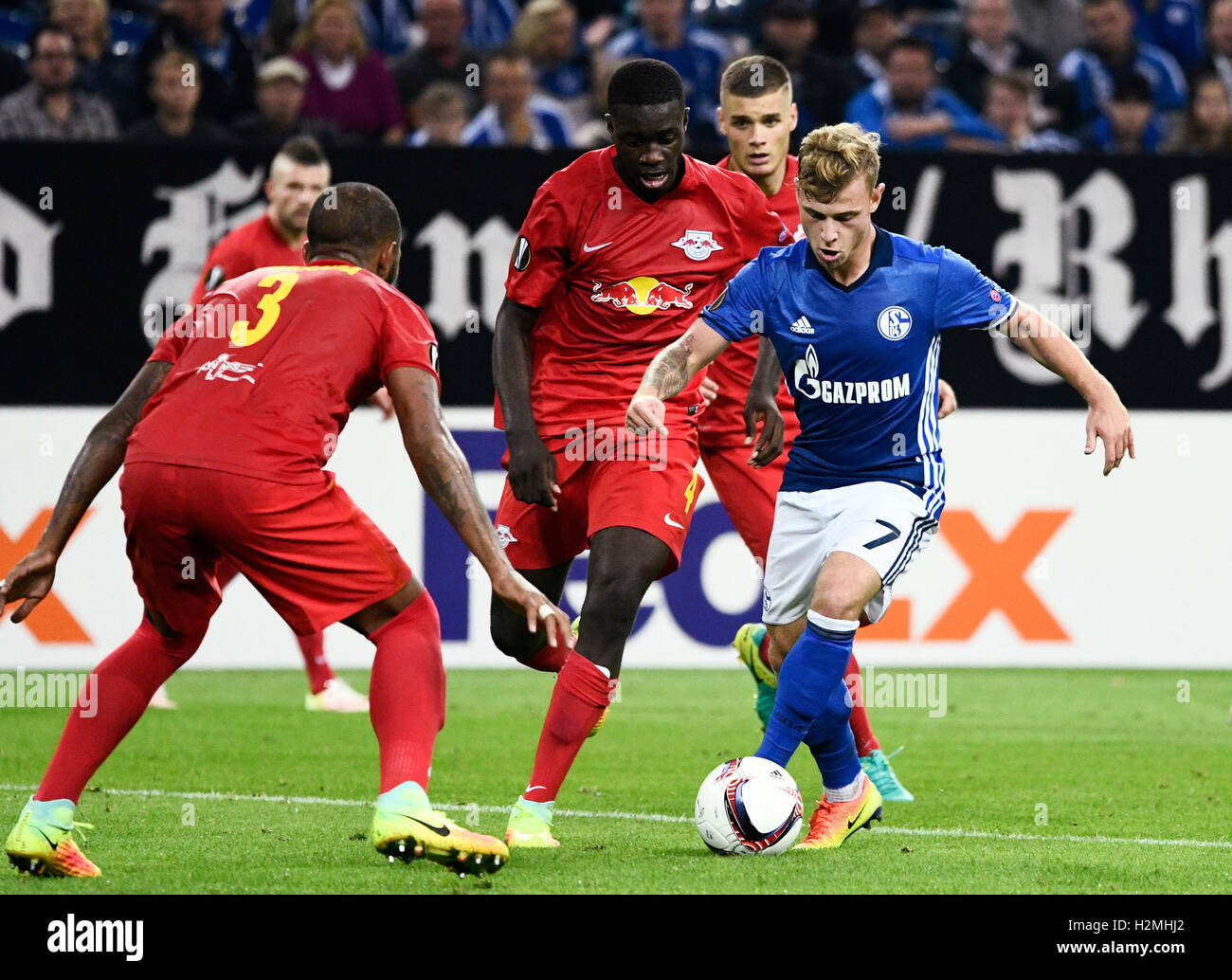 Schalke Arena Gelsenkirchen Germany 29.09.2016, UEFA Europe League Season 2016/17 group stage, Schalke 04 (S04) vs Salzburg ---  Max Meyer (S04) Stock Photo