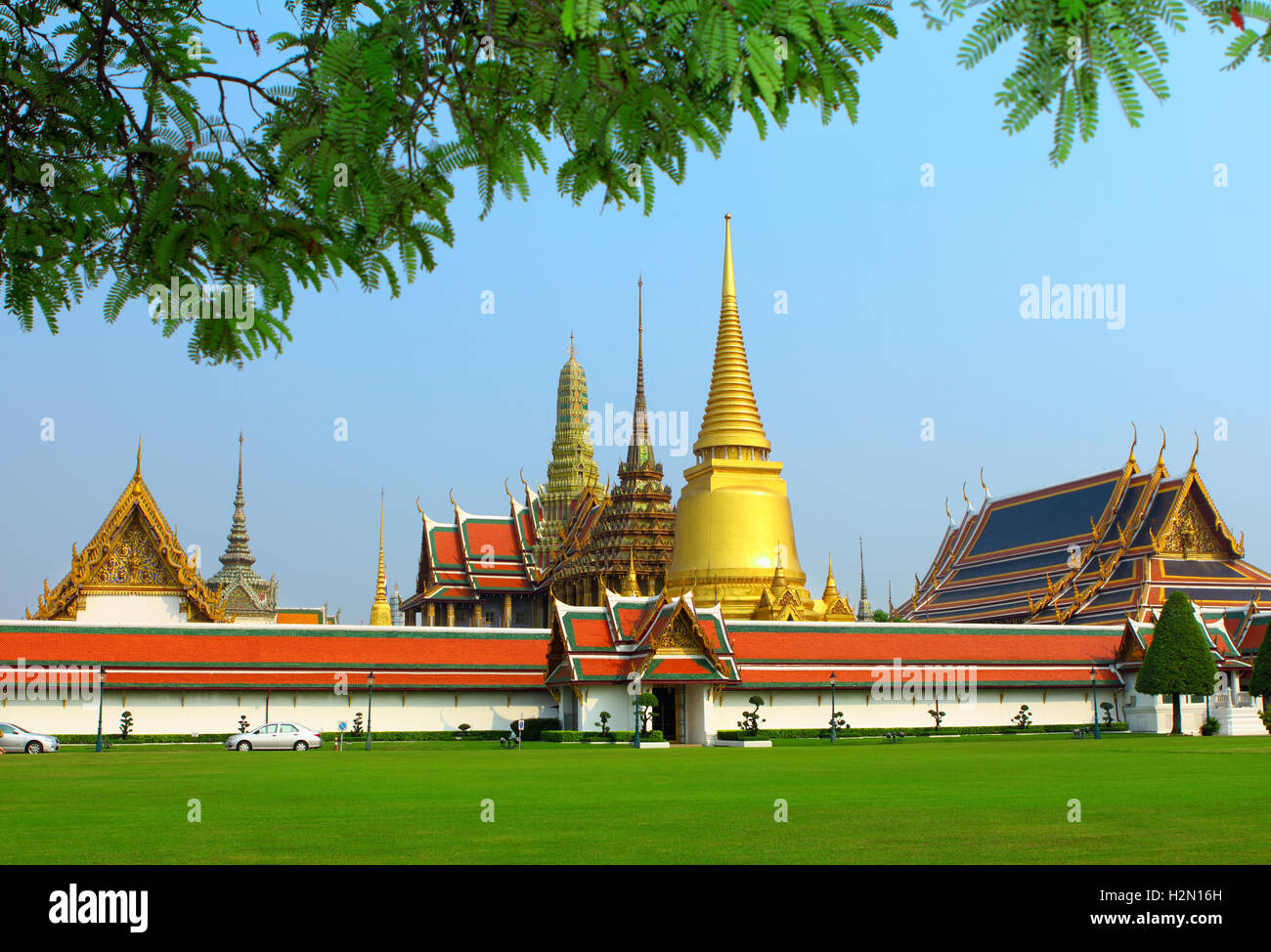 grand-palace-in-bangkok-stock-photo-alamy