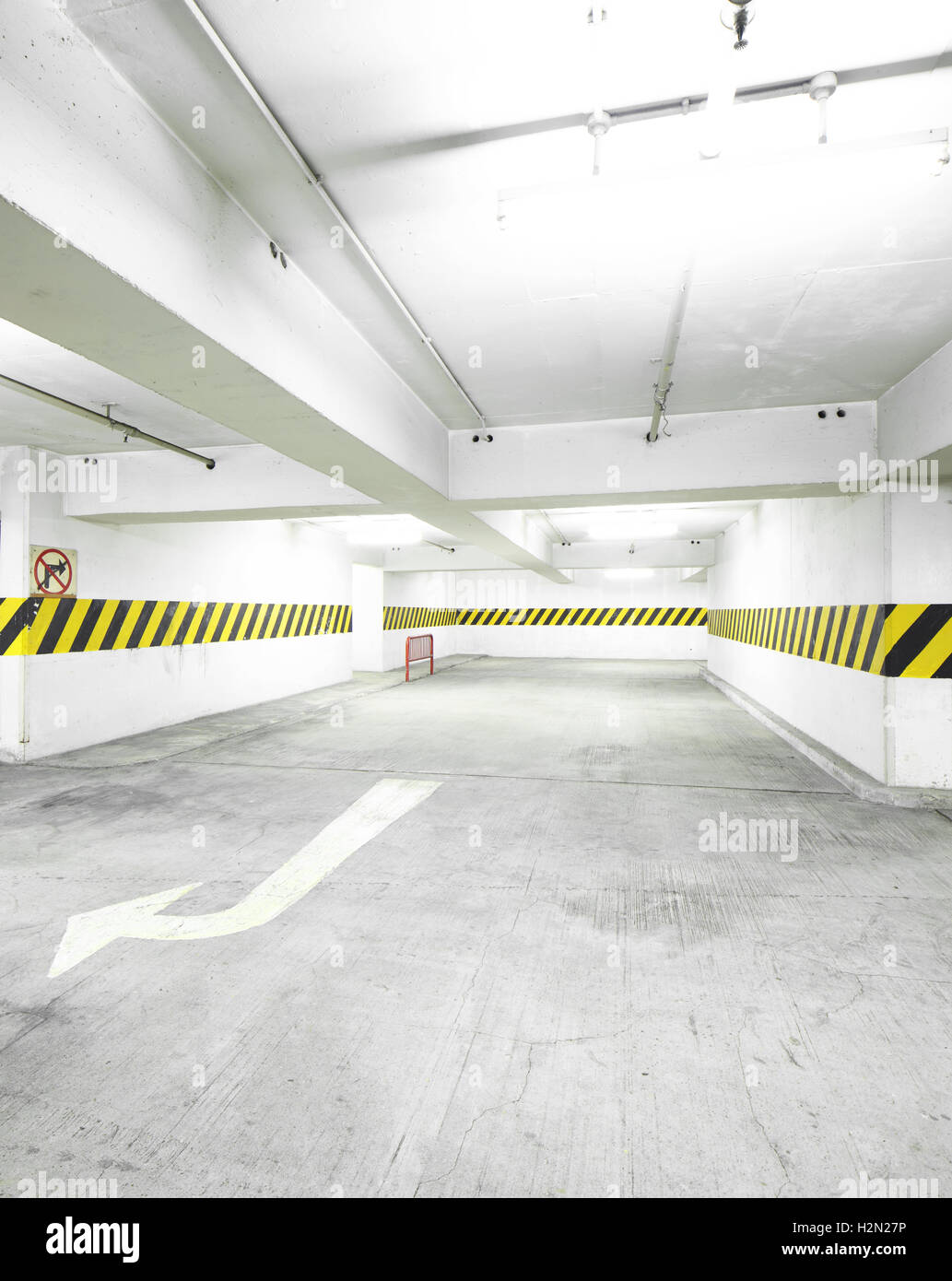 Empty mall parking lot hi-res stock photography and images - Alamy