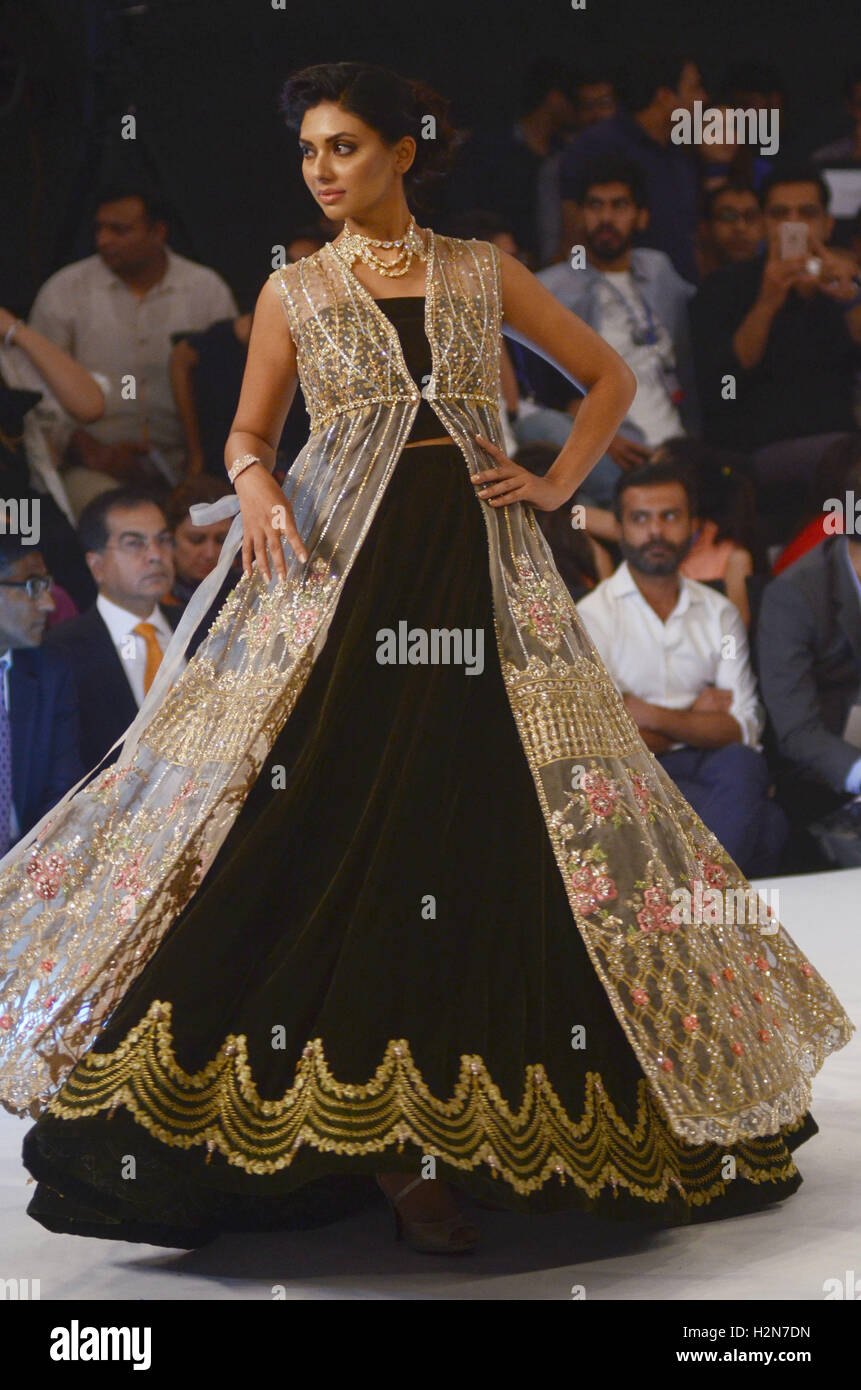 Lahore Pakistan. 29th Sep 2016. Pakistani models present creations by Pakistani famous designer Saira Rizwan during 2nd day of the L Oreal Bridal Week.Organised by the Pakistan Fashion Design Council ...
