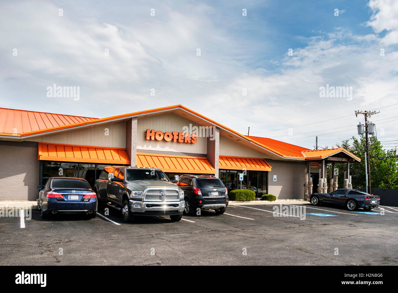 The exterior of a Hooters bar and restaurant, 2109 W. Interstate 240 service road in Oklahoma City, Oklahoma, USA. Stock Photo