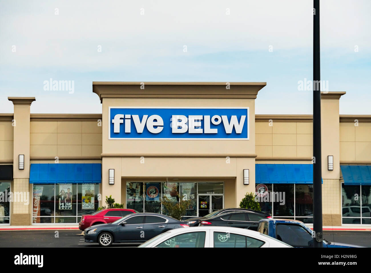 fiVE BELoW is a trendy retailer catering to teens and preteens. Merchandise $5.00 and below. Oklahoma City, OK, USA. Stock Photo