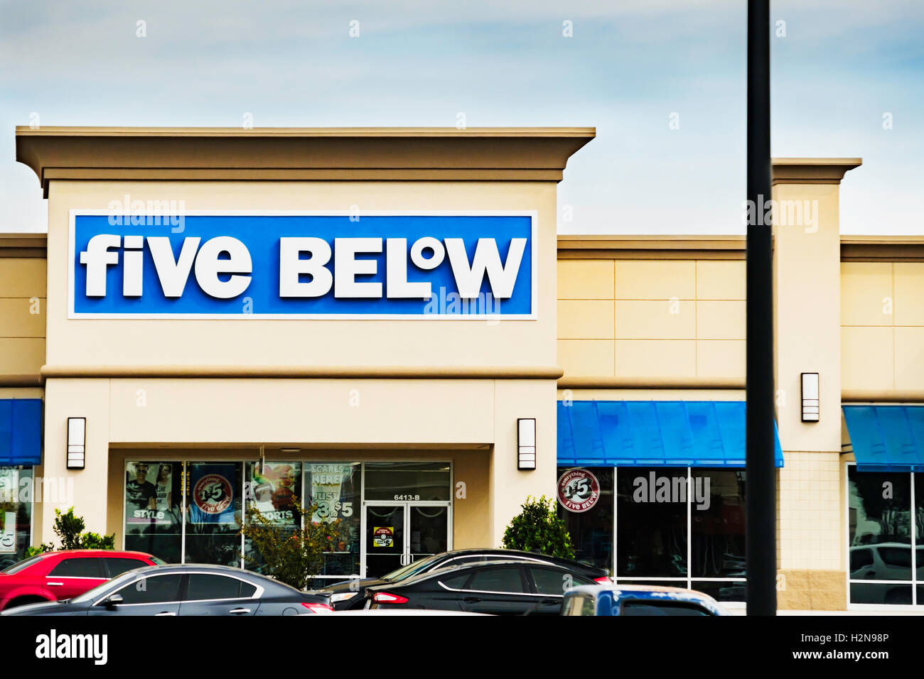 fiVE BELoW is a trendy retailer catering to teens and preteens. Merchandise $5.00 and below. Oklahoma City, OK, USA. Stock Photo