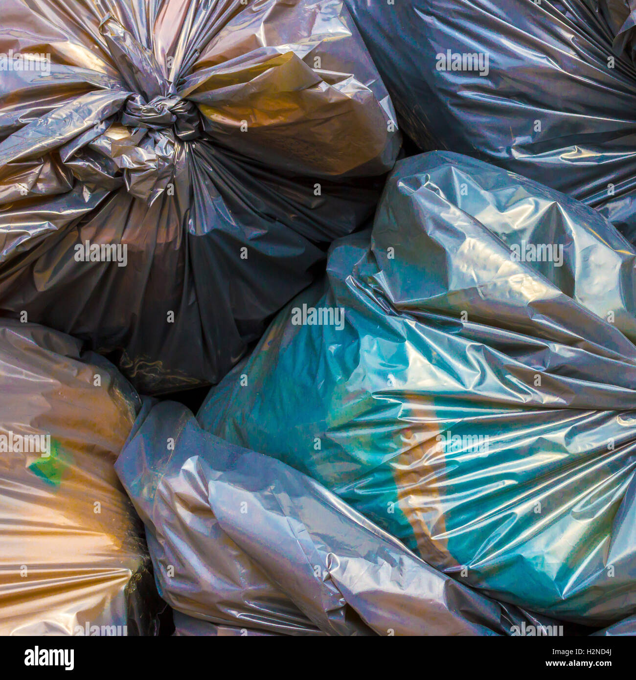 https://c8.alamy.com/comp/H2ND4J/pile-of-garbage-and-waste-in-colorfull-bags-H2ND4J.jpg