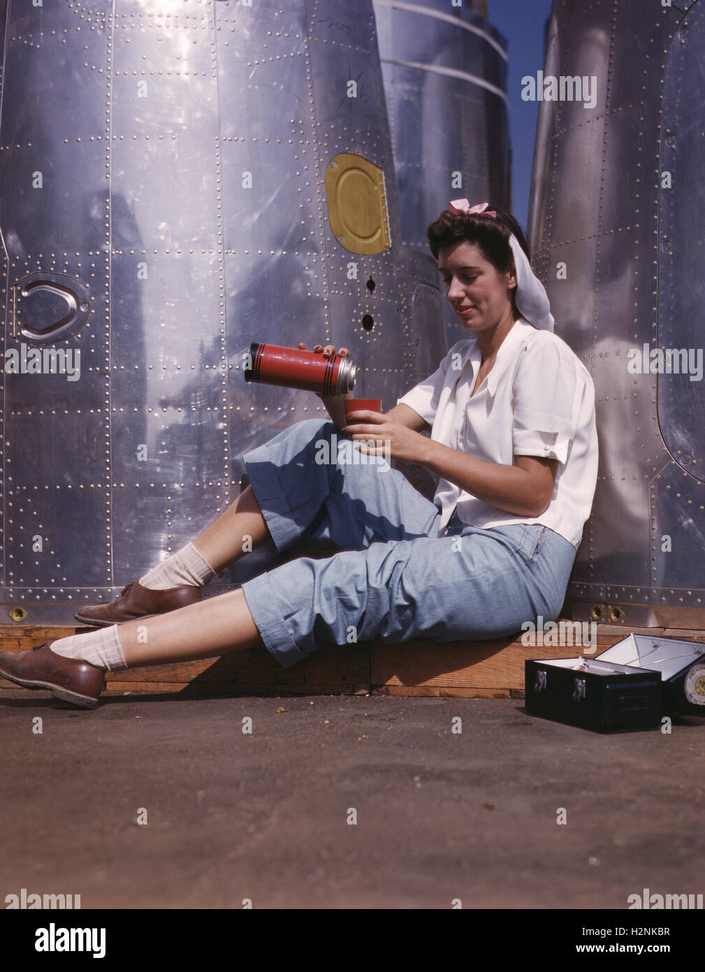 Female Worker Enjoying Sunshine while on Lunch Break , Douglas Aircraft Company, Long Beach, USA, Alfred T. Palmer, U.S. Office of War Information, October 1942 Stock Photo